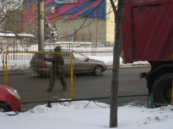 Лужков, уходя, сказал Собянину, что под одним из московских тротуаров зарыт клад (с) Лужков, уходя, сказал Собянину, что под одним из московских тротуаров зарыт клад (с)